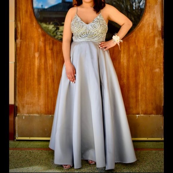 Bee Darlin V neck Spaghetti strap Maxi Prom dress with a slit and pockets - Picture 5 of 8